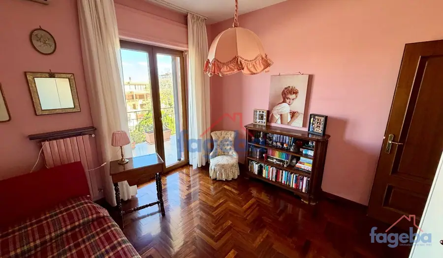 Ampio appartamento con tripla esposizione — foto 10