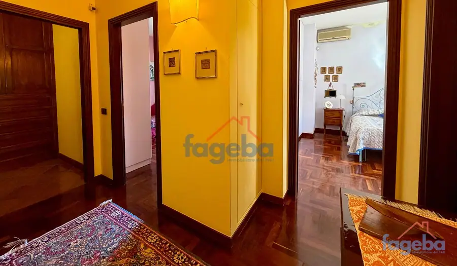 Ampio appartamento con tripla esposizione — foto 12