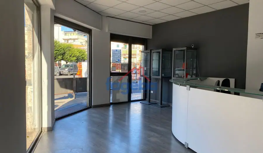 Locale commerciale angolare — foto 3