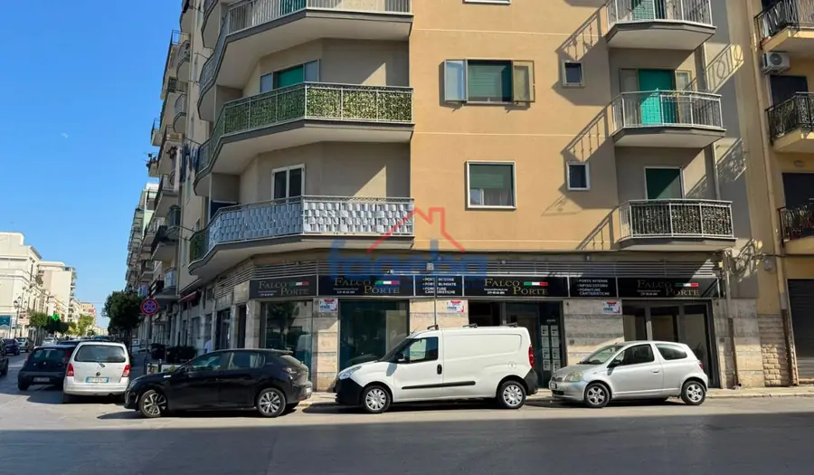 Locale commerciale angolare — foto 2