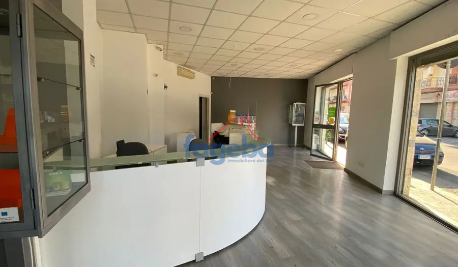 Locale commerciale angolare — foto 8