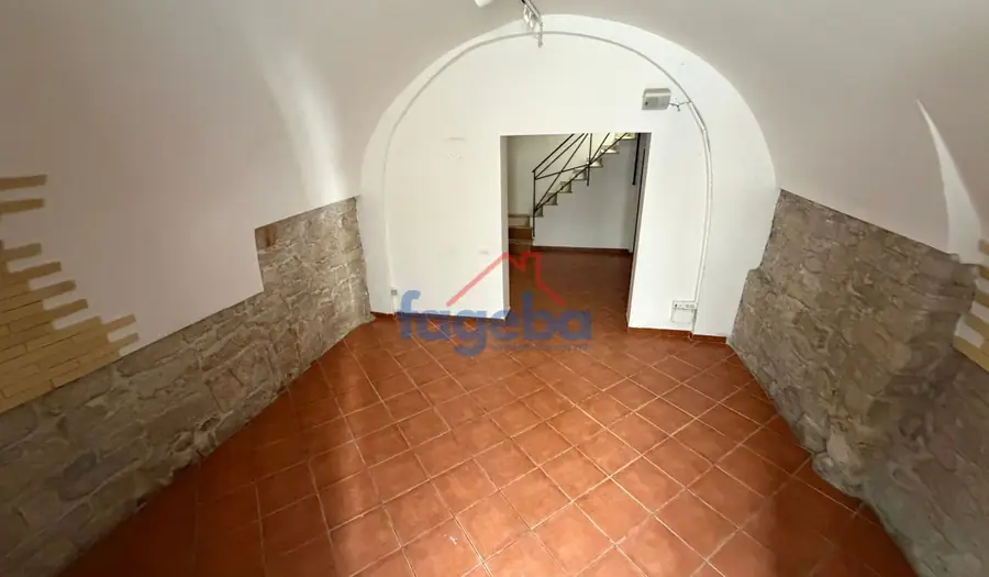 Locale commerciale con canna fumaria — foto 10