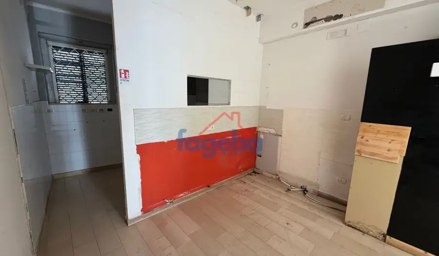 Locale commerciale con canna fumaria — foto 6