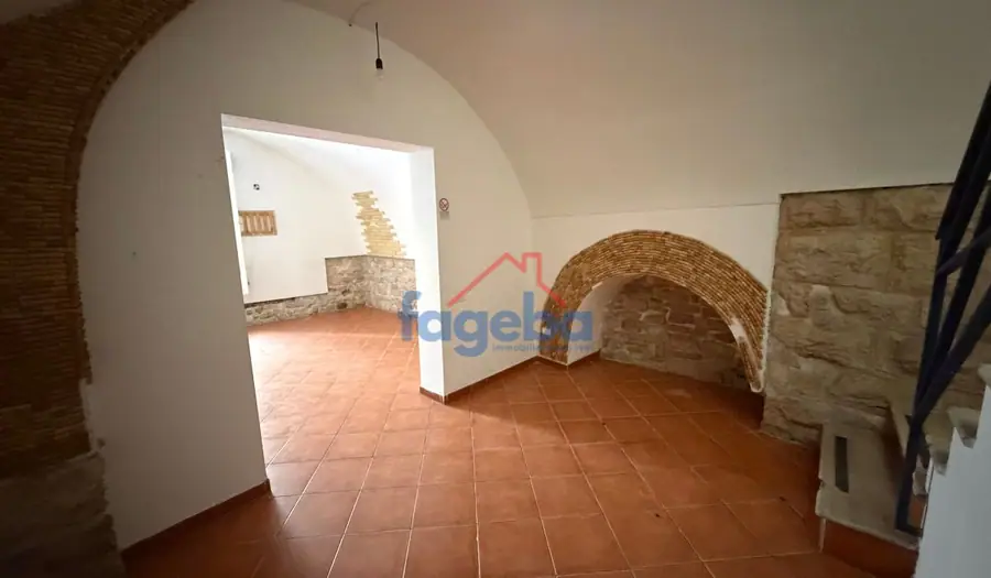 Locale commerciale con canna fumaria — foto 11