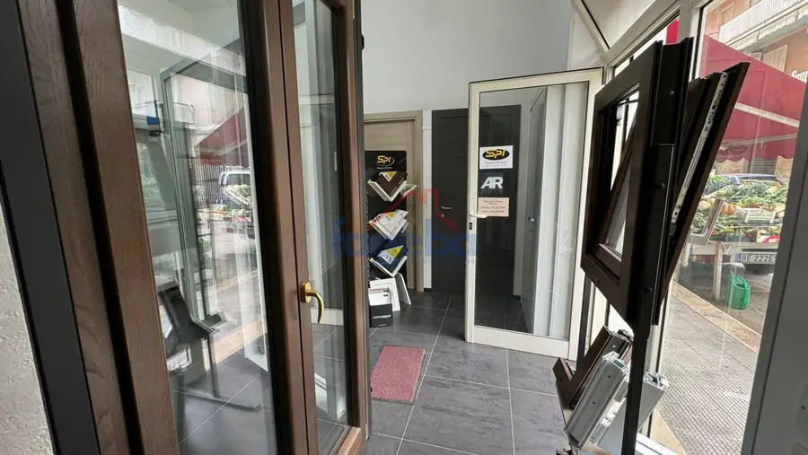 Locale commerciale con spazio esterno privato — foto 11