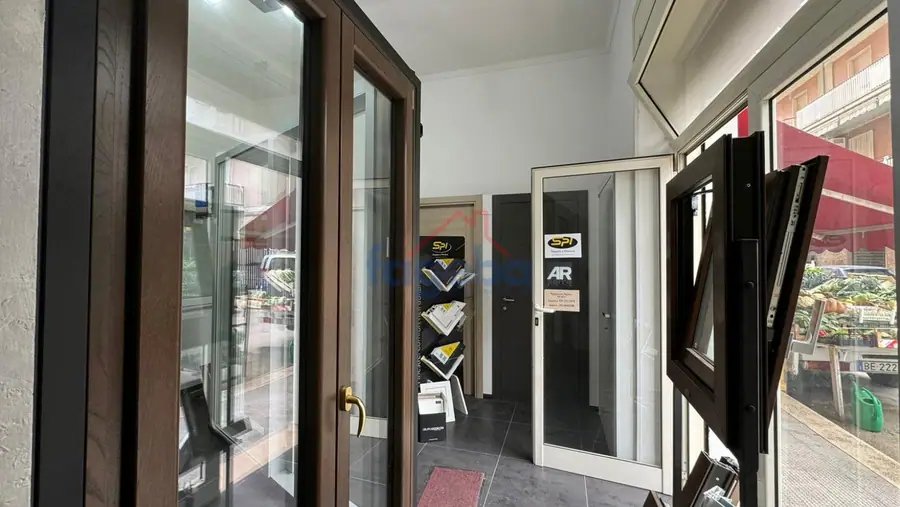 Locale commerciale con spazio esterno privato — foto 13