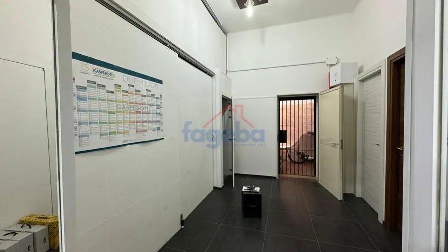 Locale commerciale con spazio esterno privato — foto 8