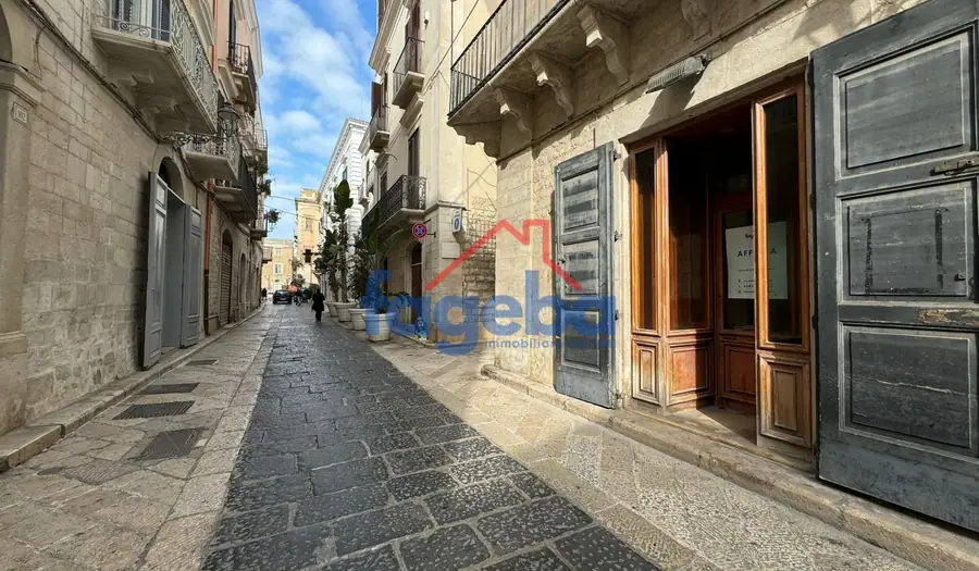 Locale di pregio in centro con 2 vetrine — foto 16