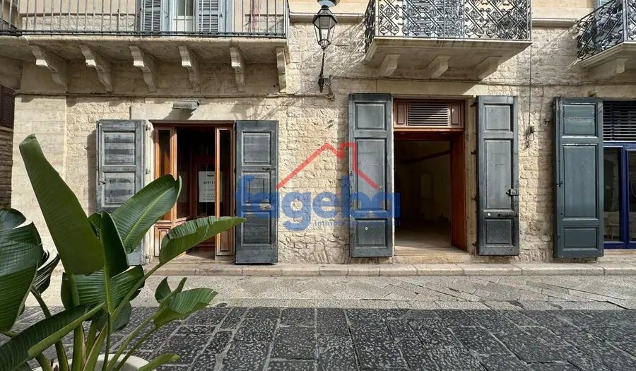 Locale di pregio in centro con 2 vetrine — foto 14